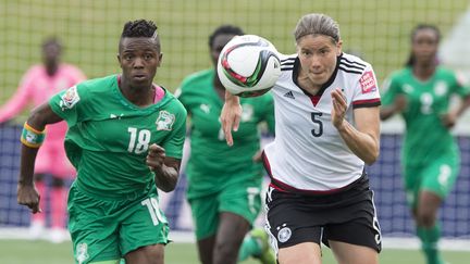 L'Ivoirienne Binta Diakite face à l'Allemande Annike Kahn (NICHOLAS KAMM / AFP)