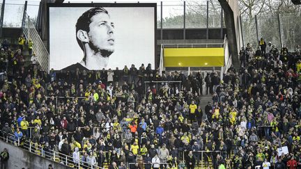 Le portrait d'Emiliano Sala dans les tribunes du FC Nantes, le 10 février 2019. (LOIC VENANCE / AFP)