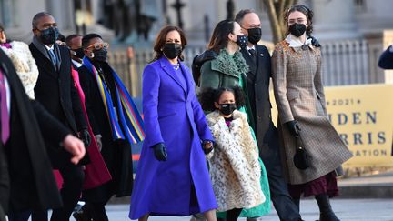 La vice-présidente américaine Kamala Harris (centre) marche avec sa famille après la cérémonie d'investiture au Capitole, à Washington, le 20 janvier 2020. (MARK MAKELA / GETTY IMAGES NORTH AMERICA / AFP)