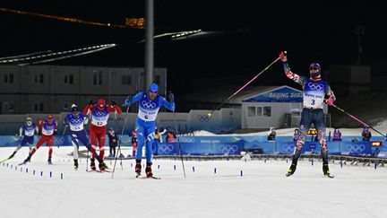 Le Norvégien Johannes Klaebo a conservé son titre du sprint libre en ski de fond, mardi 8 février. (TOBIAS SCHWARZ / AFP)