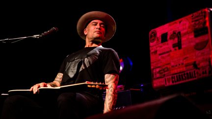 Ben Harper lors d'un concert à Milan (Italie), le 24 avril 2018. (ROBERTO FINIZIO / AFP)