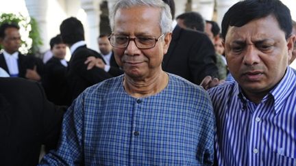 Muhammad Yunus (G) sort du tribunal, à Dacca, au Bangladesh, le 7 mars 2011. (AFP/Munir uz ZAMAN)