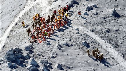 &nbsp; (Les opérations de secours ont repris, sur le mont Ontake  © REUTERS/Kyodo)