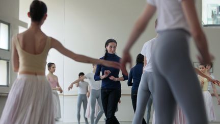 Elisabeth Platel, directrice de&nbsp;l'Ecole de danse de l'Opéra de Paris et ancienne danseuse étoile, en train de donner cours aux "petits rats" de l'Opéra en 2009.&nbsp; (FRANCOIS GUILLOT / AFP)