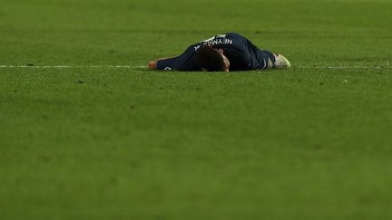 Neymar, au sol sur cette photo, n'a pas réussi à briller en finale. Le joueur brésilien avait pourtant porté son équipe en demi et en quart de finale. (MIGUEL A. LOPES / AFP)