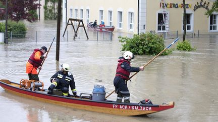 Members of the emergency services use boats to reach stranded residents after floodwater hit the town of Ach, Austria 3 June 2013. (MAXPPP)