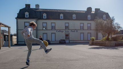 Au collège, les cours d'éducation physique et sportive sont obligatoires. Les élèves ont quatre heures de cours par semaine en sixième, trois heures par la suite. (MANON CAVERIBERE / HANS LUCAS)