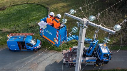 Des employés d'Enedis réparent le  réseau électrique à Blain (Loire-Atlantique), le 22 novembre 2024. (FRANCK DUBRAY / MAXPPP / OUEST FRANCE)