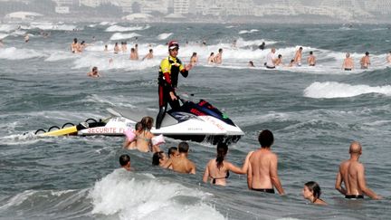 Un sauveteur de la SNSM, le 28 juillet 2013, sur la plage de Carnon (H&eacute;rault). (MAXPPP)