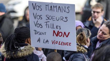 Une pancarte pour dénoncer les violences sexistes et sexuelles dans une manifestation en novembre 2019. (JEAN-MARC QUINET / MAXPPP)