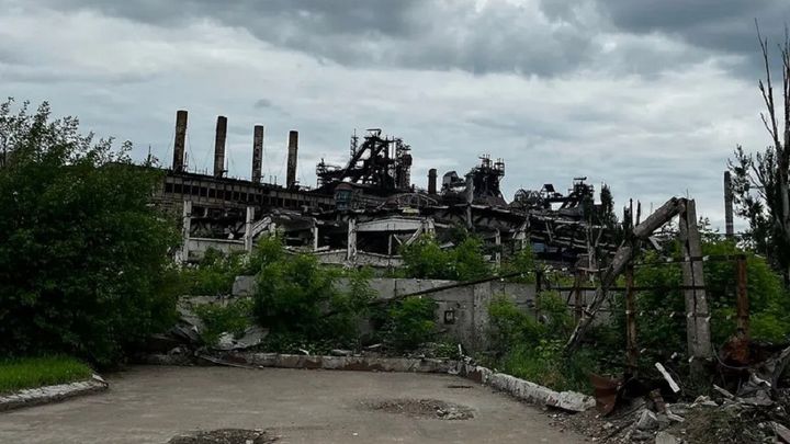 La silhouette de l'ancienne usine Azovstal, à Marioupol, totalement détruite par les combats qui s'y sont déroulés. La Russie affirme vouloir transformer le site en "techno-parc". (RADIO FRANCE / SYLVAIN TRONCHET)