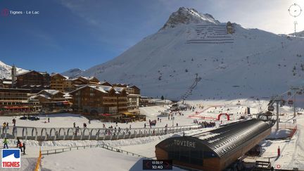 La piste où a eu lieu une avalanche mortelle, vue depuis une webcam de la station de Tignes (Savoie), le 13 février 2017.&nbsp; (TIGNES.NET)