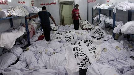 Des volontaires placent les victimes d'insolations dans la morgue d'un h&ocirc;pital de Karachi, au Pakistan, le 22 juin 2015.&nbsp; (SHAKIL ADIL / AP / SIPA)