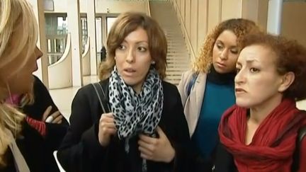 Samia (C), victime de viol conjugal, lors du proc&egrave;s de son mari, mardi 15 octobre 2013, &agrave; la cour d'assises du Val-de-Marne. (FRANCE 3 / FRANCETV INFO)