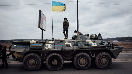 Des militaires ukrainiens dans leur blindé à l'entrée de la ville d'Irpin, le 5 mars 2022. (ADRIEN VAUTIER / LE PICTORIUM / MAXPPP)