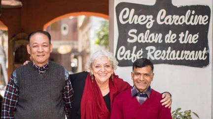 Caroline Sengupta dans son restaurant de Katmandou, avec son chef et son chef de rang: ""Je n'ai plus de réserve&nbsp;! Presque huit mois à perdre de l'argent" (Sengupta)