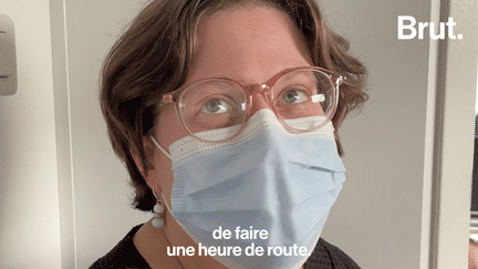 Sans cette alternative, ces femmes enceintes doivent faire de longs trajets en voiture pour réaliser leurs rendez-vous médicaux. Opti’soins est un camion médicalisé, se rendant près de ces femmes pour leur suivi de grossesse. Brut les a suivis. (BRUT / FRANCEINFO)