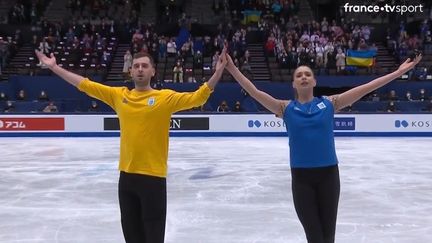 Oleksandra Nazarova et Maksym Nikitin saluent le public acquis à leur cause après leur programme de danse rythmique aux championnats du monde de Montpellier, le 25 mars 2022. (CAPTURE ECRAN / FRANCETVSPORT)