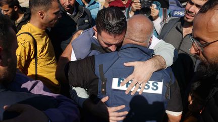 Le chef du bureau d'Al-Jazeera à Gaza, Waël al-Dahdouh (de dos), lors des funérailles de son fils Hamza, également journaliste pour la chaîne qatarie, le 7 janvier 2024 à Rafah, dans la bande de Gaza. (AFP)