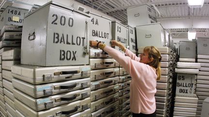 Responsable des votes dans le comt&eacute; de Palm Beach, en Floride, Theresa Le Pore range des bo&icirc;tes contenant des bulletins, le 7 novembre 2000, au lendemain l'&eacute;lection pr&eacute;sidentielle controvers&eacute;e, remport&eacute;e par George W. Bush.&nbsp; (JOE RAEDLE / GETTY IMAGES NORTH AMERICA )