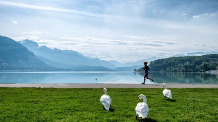 Seules les activités sportives et de loisir sont autorisées au bord, et sur le lac d'Annecy (Haute-Savoie).&nbsp; (GREGORY YETCHMENIZA / MAXPPP)