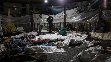 Les victimes de la frappe sur l'hôpital Al-Ahli à Gaza, le 17 octobre 2023. (MOHAMMAD ABU ELSEBAH / MAXPPP)