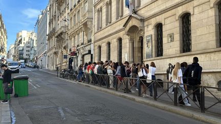 Des élèves devant un lycée à Paris, le 4 septembre 2023. (MOHAMAD SALAHELDIN ABDELG ALSAYE / ANADOLU AGENCY / AFP)