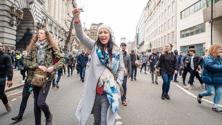 Des manifestants protestent contre les restrictions face au Covid-19 à Londres (Roayume-Uni), le 20 mars 2021. (GIULIA SPADAFORA / NURPHOTO / AFP)