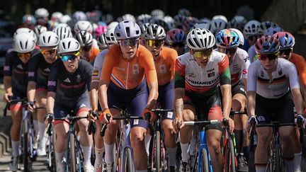 The women's peloton during the Olympic road race at the 2024 Paris Olympics on August 4. (LI YIBO / AFP)