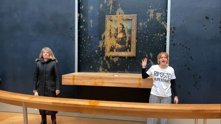 Deux militants écologistes du collectif "Riposte Alimentaire" après avoir lancé de la soupe sur La Joconde, au Musée du Louvre à Paris, le 28 janvier 2024. (DAVID CANTINIAUX / AFPTV)