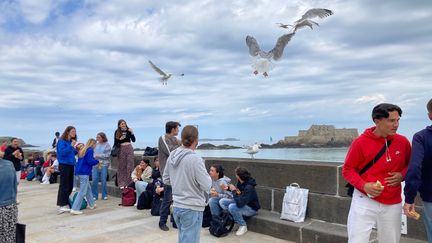 Pause pique-nique pour les élèves de la&nbsp;de la classe de&nbsp;1ère &nbsp;STMG du lycée Benjamin Franklin d'Auray (Morbihan), Festival Etonnants Voyageurs, Saint-Malo le 3 juin 2022 (Laurence Houot / FRANCEINFO CULTURE)