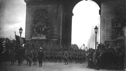 Le défilé des fusiliers marins sous l'Arc de Triomphe. (Gallica/Agence Meurisse)