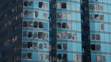 Des fenêtres de l'immeuble One Harbourfront se sont brisées au passage du typhon Mangkhut à Hong-Kong, le 16 septembre 2018.&nbsp; (BOBBY YIP / REUTERS)