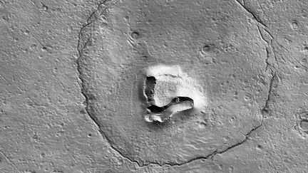 Photo d'une formation géologique sur la planète Mars dont la forme rappelle la tête d'un ours. Cliché pris par la Nasa, l'agence spatiale américaine, le 12 décembre 2022. (UARIZONA / JPL-CALTECH / NASA)