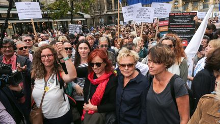 Manifestation autour de Muriel Robin, le 6 octobre 2018, à Paris, contre les violencs faites aux femmes. (MICHEL STOUPAK / NURPHOTO / AFP)