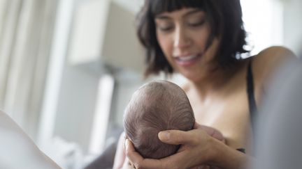 Une femme allaite&nbsp;son nourrisson. (CAIA IMAGE/SCIENCE PHOTO LIBRARY / NEW / AFP)