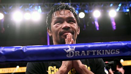 Manny Pacquiao salue le public après avoir perdu contre le Cubain Yordenis Ugas à l'issue du combat de boxe du championnat du monde des poids welters&nbsp;à Las Vegas&nbsp;(Nevada), le 21 août 2021. (PATRICK T. FALLON / AFP)