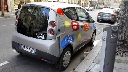 Une Autolib' branch&eacute;e &agrave; sa borne de rechargement, &agrave; Paris, le 2 d&eacute;cembre 2011. (PATRICK KOVARIK / AFP)