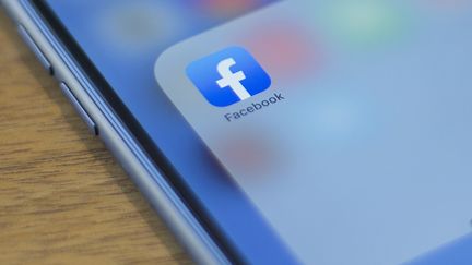 L'application Facebook est photographiée sur un téléphone à Washington (Etats-Unis), le 10 juillet 2019. (ALASTAIR PIKE / AFP)