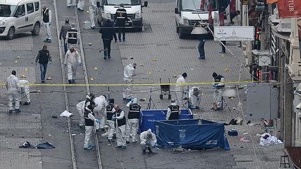 La police turque sur les lieux d'un attentat kamikaze, avenue Istiklal, dans le centre d'Istanbul, samedi 19 mars 2016.&nbsp; (STR / ILHAS NEWS AGENCY / AFP)