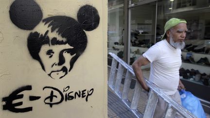 La chanceli&egrave;re allemande est repr&eacute;sent&eacute;e, en pochoir, &agrave; la mani&egrave;re de Mickey&nbsp;mouse, sur un mur d'Ath&egrave;nes, le 24 juin 2015. (ORESTIS PANAGIOTOU / MAXPPP)