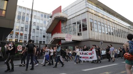 Une manifestation d'étudiants opposés à la réforme de l'université, devant le&nbsp;campus Paris 3 Censier, à Paris, le 20 avril 2018. (THOMAS SAMSON / AFP)