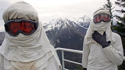 Deux "enfants de la lune" en combinaison intégrale anti-UV (© AFP Lionel Bonaventure)