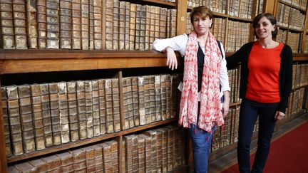 Elisabeth Perié, la directrice de la bibliothèque Fesch d'Ajaccio (Corse-du-Sud), et Vannina&nbsp;Schirinsky-Schikhmatoff, conservatrice, le 18 avril 2018. (PASCAL POCHARD-CASABIANCA / AFP)