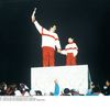 Michel Platini brandit la flamme olympique lors de la cérémonie d'ouverture des JO d'Albertville (Savoie), à côté du petit François-Cyrille Grange, le 8 février 1992. (BOCCON-GIBOD/SIPA / SIPA)