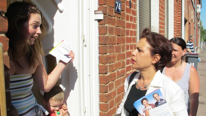 La candidate PS aux l&eacute;gislatives dans la 10e circonscription du Nord, Zina Dahmani, lors d'un porte-&agrave;-porte le 28 mai 2012 &agrave; Tourcoing. (ILAN CARO / FTVI)