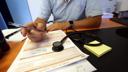 Une feuille de soins remplie par un médecin. Photo d'illustration.
 (LIONEL VADAM  / MAXPPP)