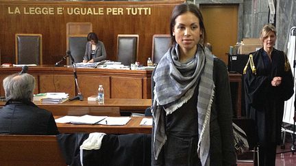 La jeune Marocaine Karima El-Mahroug, alias Ruby, au tribunal de Milan (Italie), lors du proc&egrave;s contre des proches de Silvio Berlusconi accus&eacute;s d'avoir organis&eacute; pour lui un vaste r&eacute;seau de prostitution, jeudi 16 mai 2013. (MAXPPP )