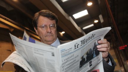 Erik Izraelewicz lit "Le Monde" dans l'imprimerie de "La D&eacute;p&ecirc;che du Midi",&nbsp;le 25 octobre 2012 &agrave; Toulouse (Haute-Garonne). (ERIC CABANIS / AFP)