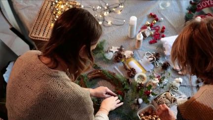 Noël et fêtes de fin d’année : des familles fabriquent elles-mêmes leurs décorations